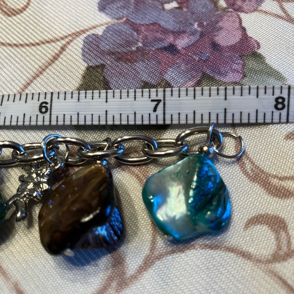 Blister pearl shell bracelet with angel and dolphin charms. - Picture 7 of 7